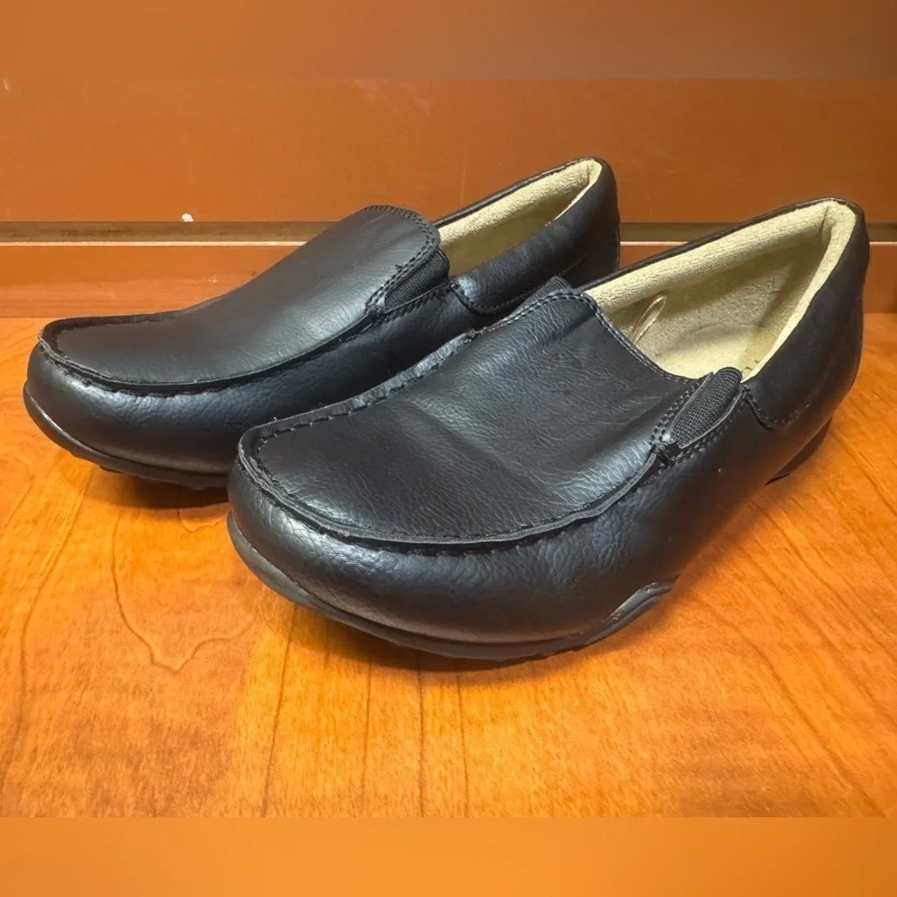 Place Men's Classic Black Leather Slip-Ons